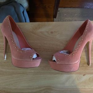 NWT Peach and gold studded Bebe pumps